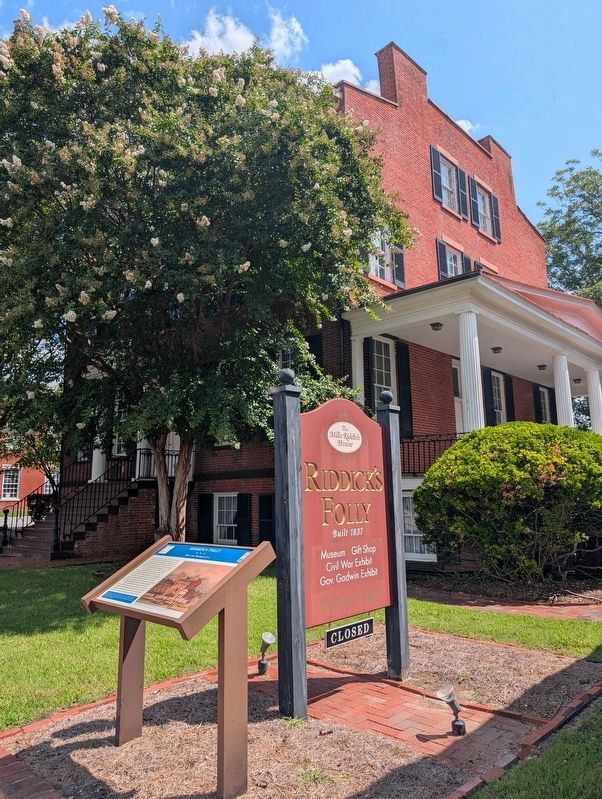 Riddick's Folly Marker and house. Click for full size. Riddick's Folly Marker and house image. Click for full size.