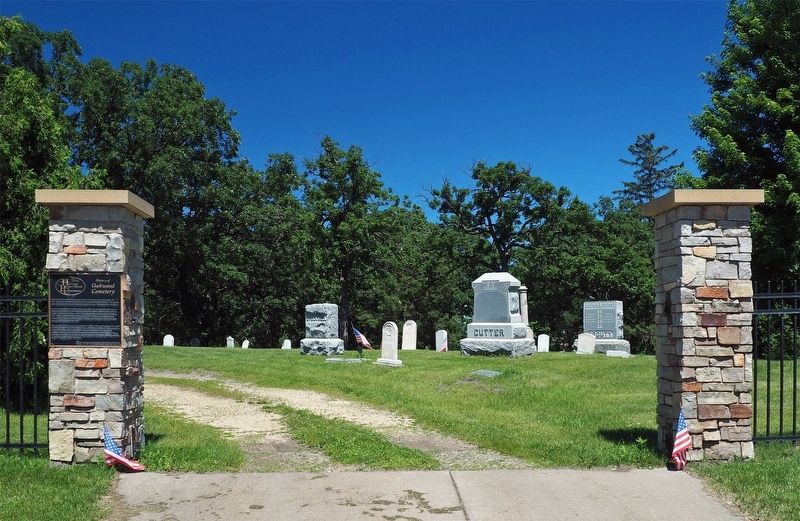 Marker on the left pillar at the entrance to Oakwood Cemetery image. Click for full size.