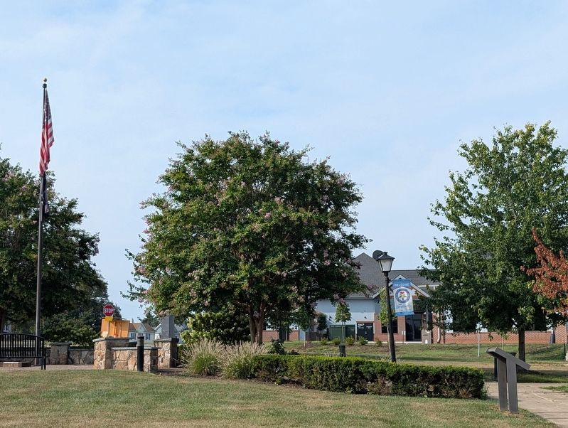 Union Loyalists on the Border Marker and nearby memorial on Town Square. Click for full size. Union Loyalists on the Border Marker and nearby memorial on Town Square image. Click for full size.