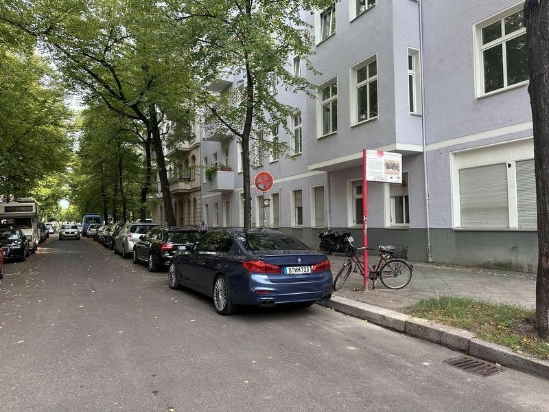 Die »Rote Insel« / The “Red Island” Marker - wide view, looking east on Leuthenerstraße. Click for full size. Die »Rote Insel« / The “Red Island” Marker - wide view, looking east on Leuthenerstraße image. Click for full size.