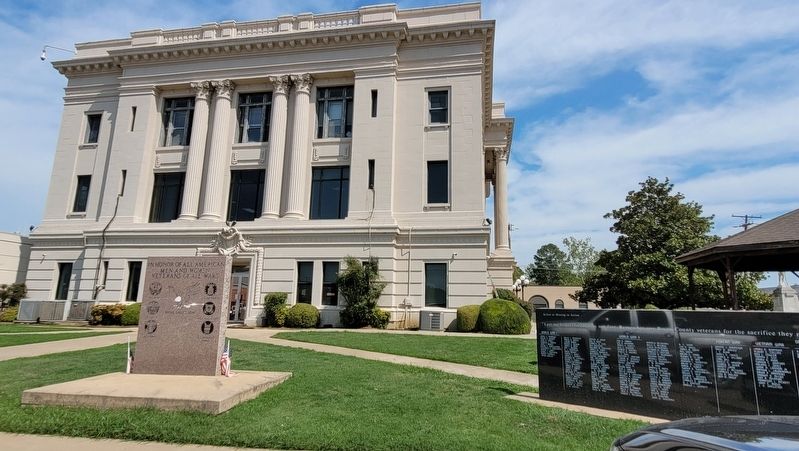 The view of the memorial in front of the Bryan County Courthouse image. Click for full size.