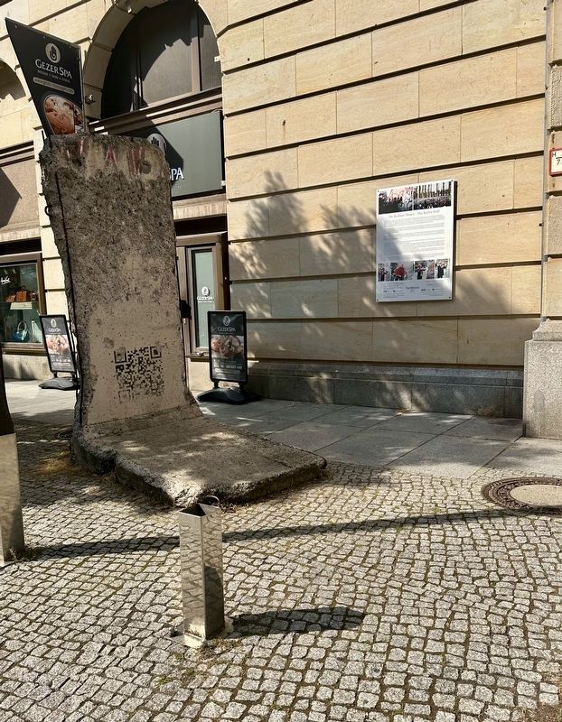 The Berlin Wall and Marker image. Click for full size.