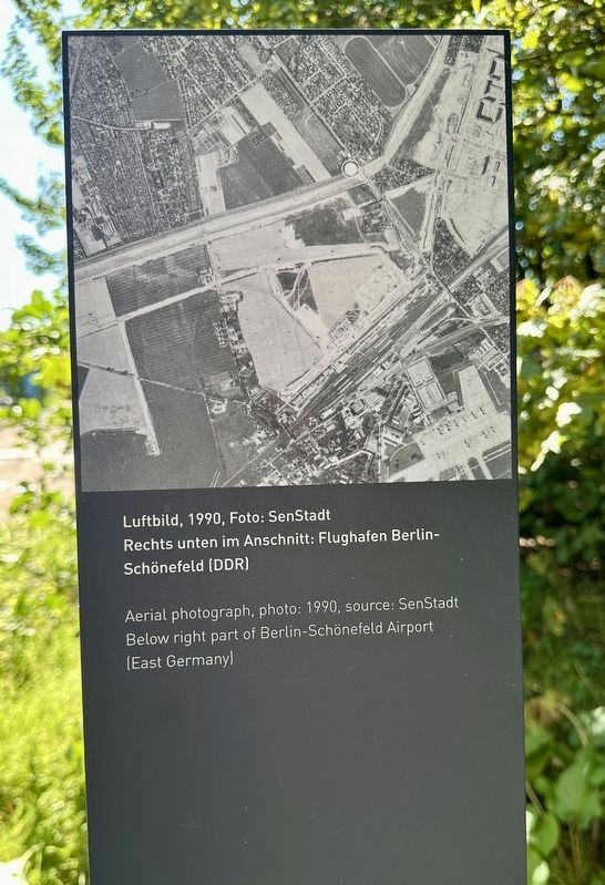 Berliner Mauer / Berlin Wall Marker - photo stele 1. Click for full size. Berliner Mauer / Berlin Wall Marker - photo stele 1 image. Click for full size.