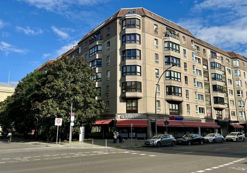 Wilhelmplatz 8/9 Marker - wider view image. Click for full size.