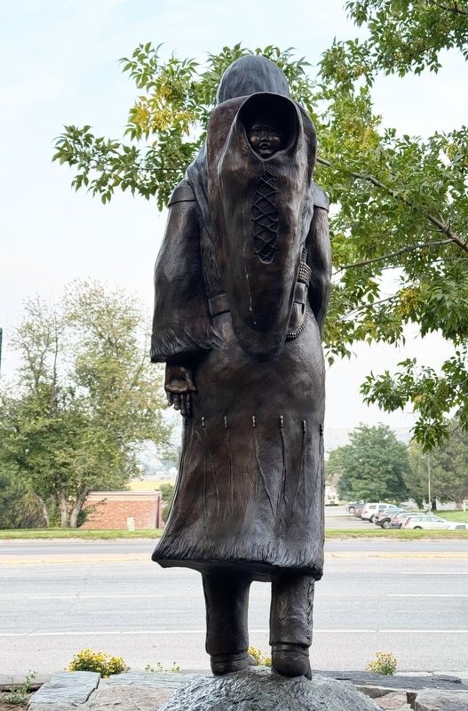 Back of Sacajawea statue showing baby in papoose. image. Click for full size.
