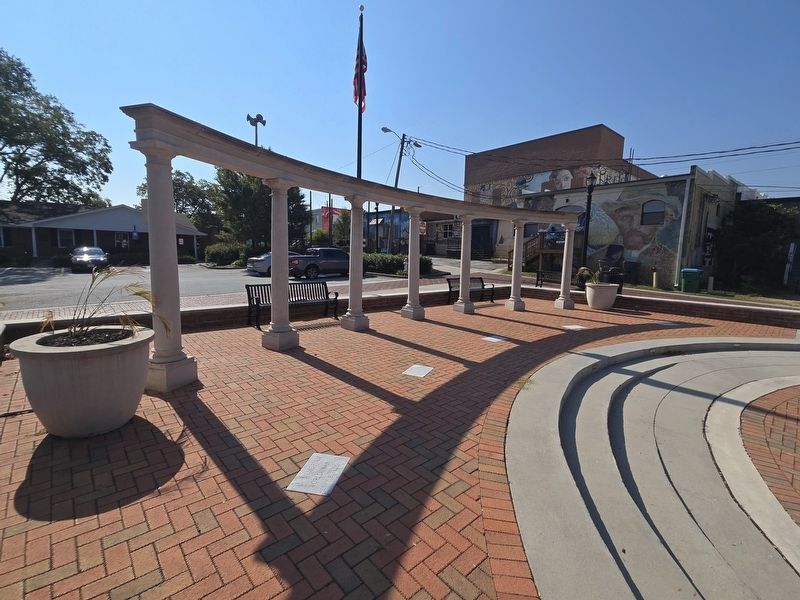 Full view of Hapeville Veterans Memorial in front of the columns image. Click for full size.