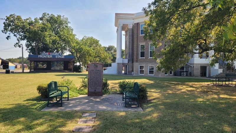 The view of the Love County Marker in front of the county courthouse image. Click for full size.