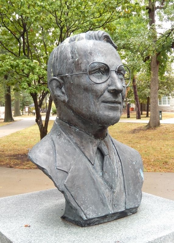 Dale Carnegie Sculpture image. Click for full size.