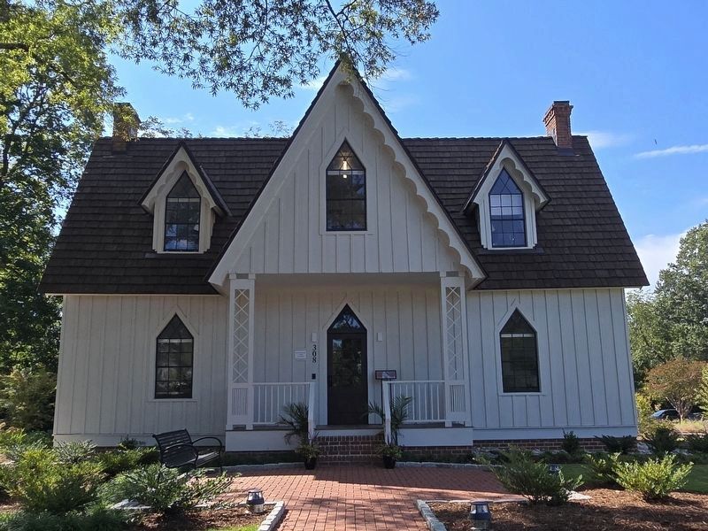 The Ivey-Ellington House Marker is not present image. Click for full size.