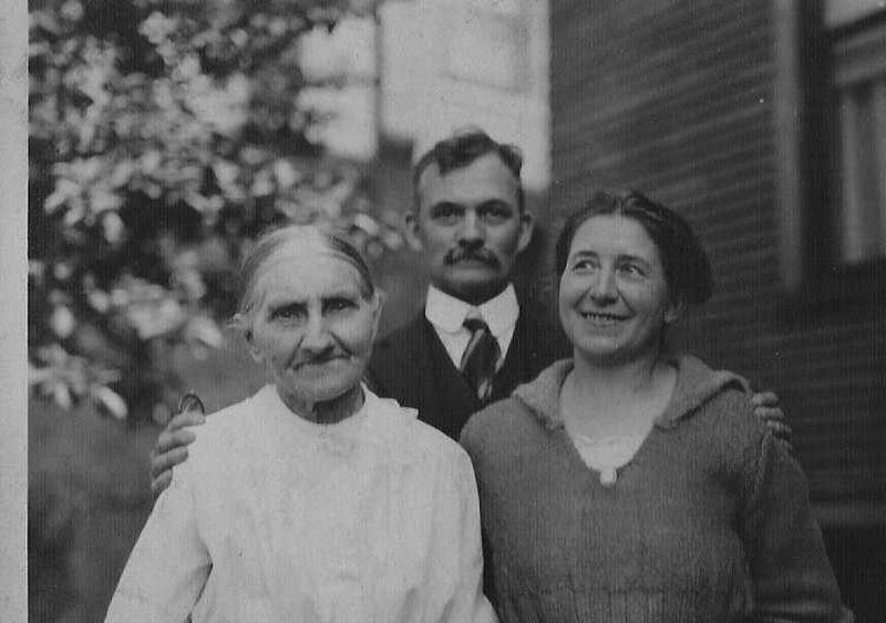 Sculptor Leonard Crunelle with his wife and mother image. Click for full size.