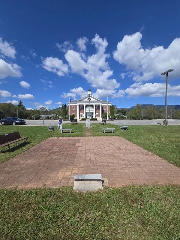 Veterans Memorial looking towards Mitchell County Courthouse image. Click for full size.