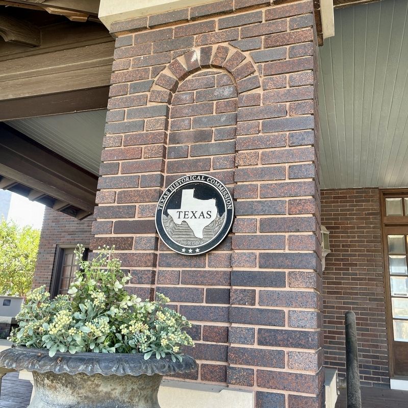 Fountain G. and Mary Oxsheer House Medallion image. Click for full size.