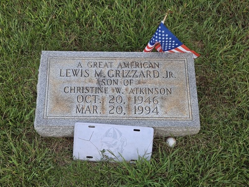 Lewis Grizzard gravesite at Southview Cemetery in Moreland image. Click for full size.
