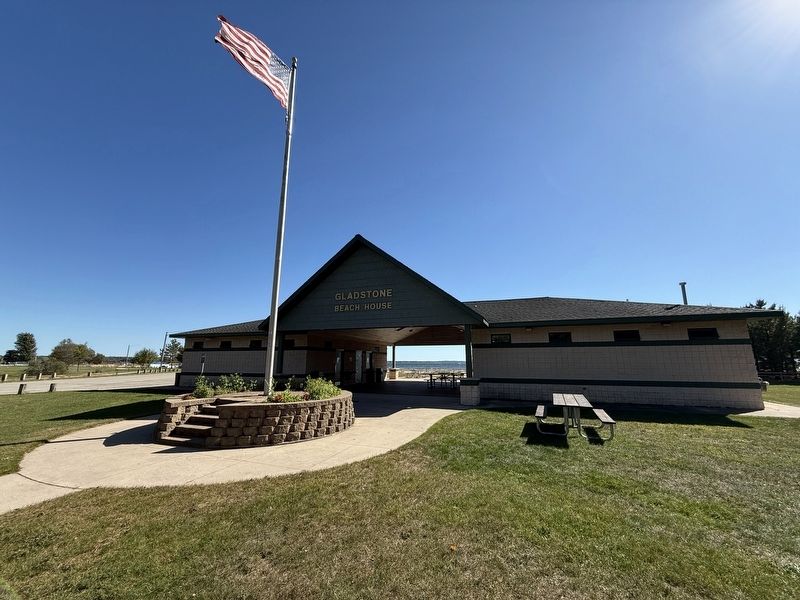 1323 Lakeshore Drive Marker; current Gladstone beach house image. Click for full size.