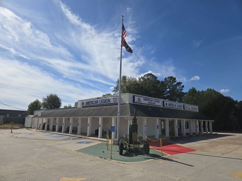 The M 102 105 Howitzer and Marker in front of American Legion Post 258 image. Click for full size.
