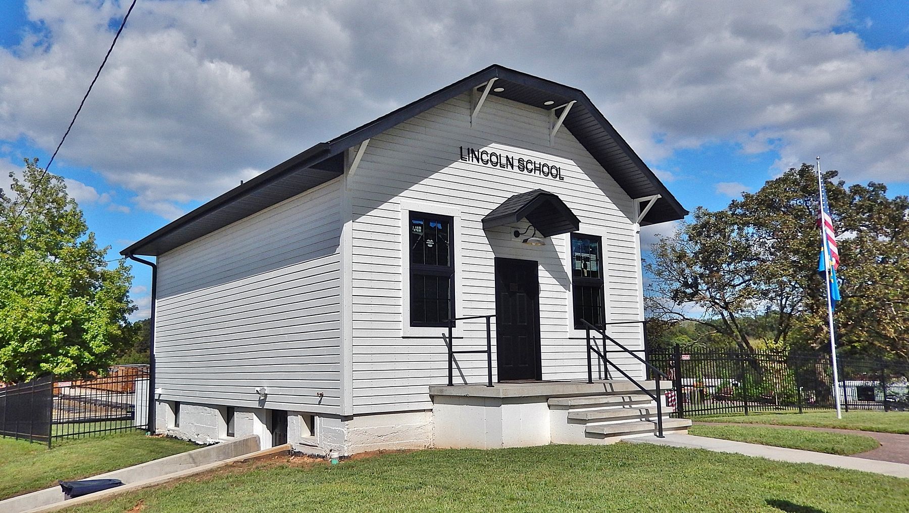 Lincoln School (<i>southwest elevation</i>). Click for full size. Lincoln School (<i>southwest elevation</i>) image. Click for full size.