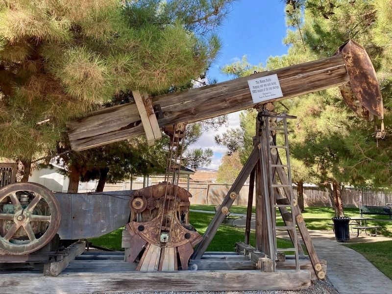 Wooden Pacific Pumping Unit & Marker image. Click for full size.