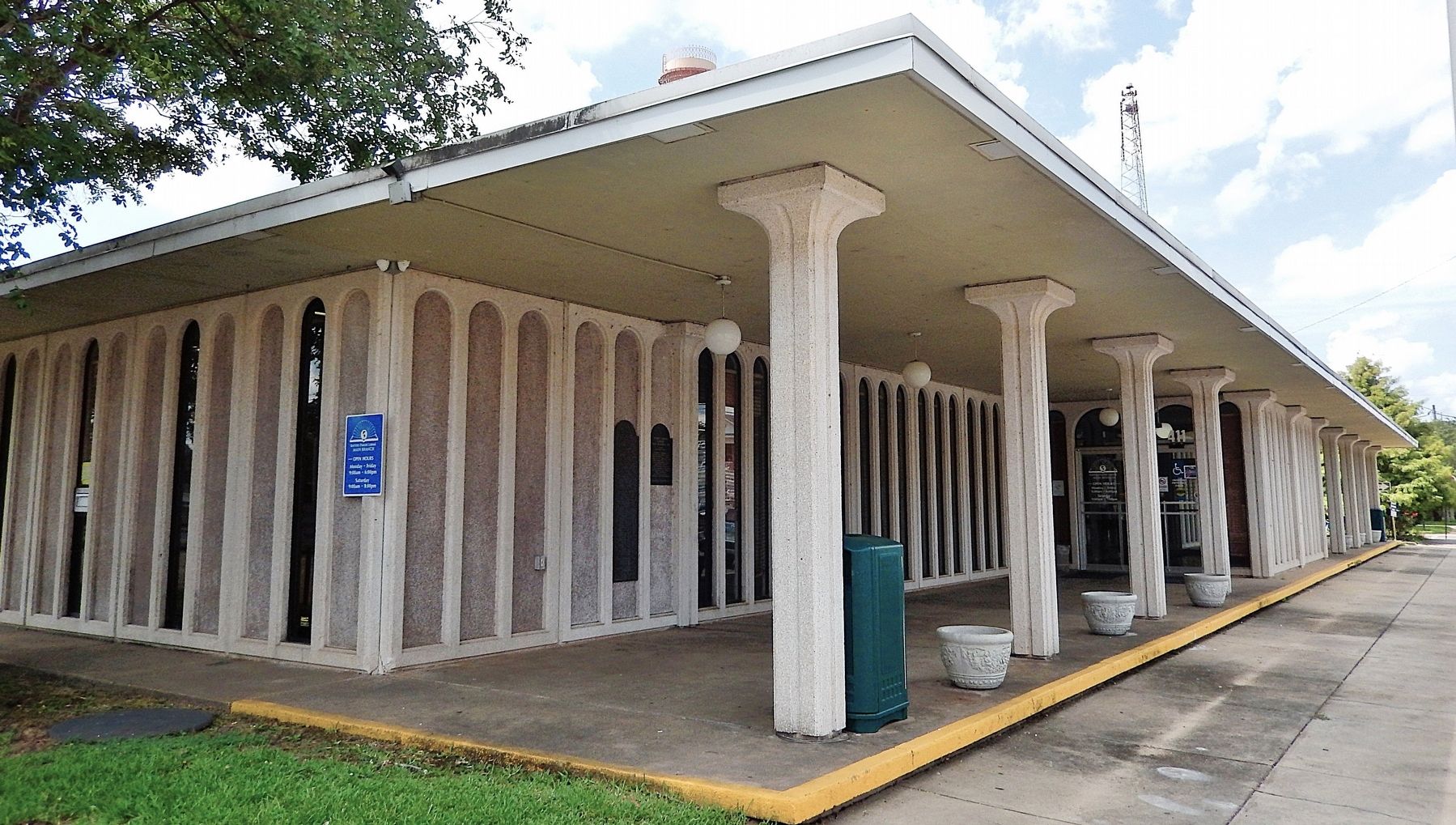 Rapides Parish Library (<i>northeast elevation</i>) image. Click for full size.