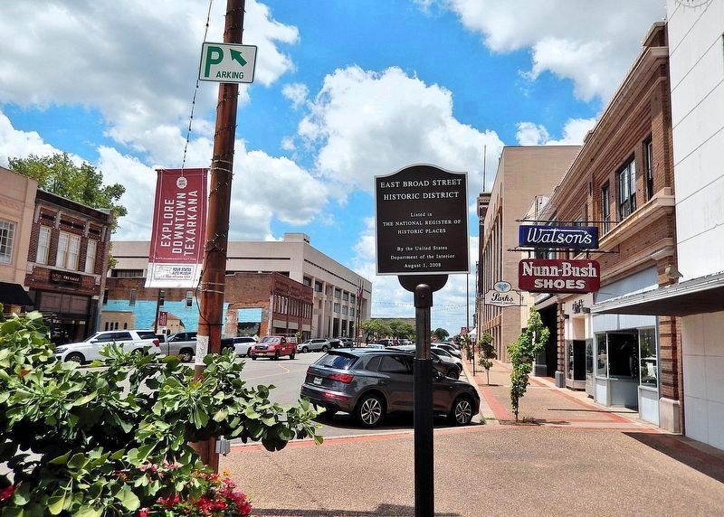 East Broad Street Historic District Marker<br>(<i>east boundary of district</i>) image. Click for full size.