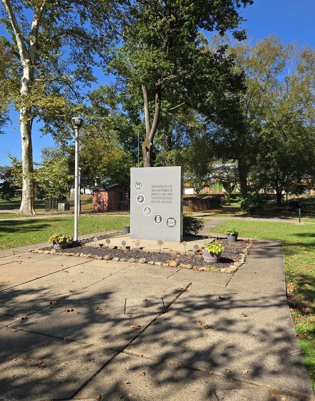 Ford City Veterans Monument image. Click for full size.