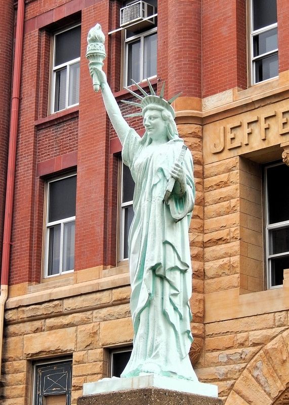 Replica of the Statue of Liberty image. Click for full size.