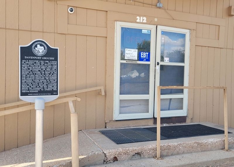 The entrance to the Davenport Grocery store and Marker image. Click for full size.