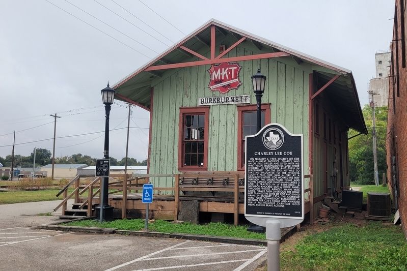 The view of the Charley Lee Coe Marker in front of the MKT depot image. Click for full size.