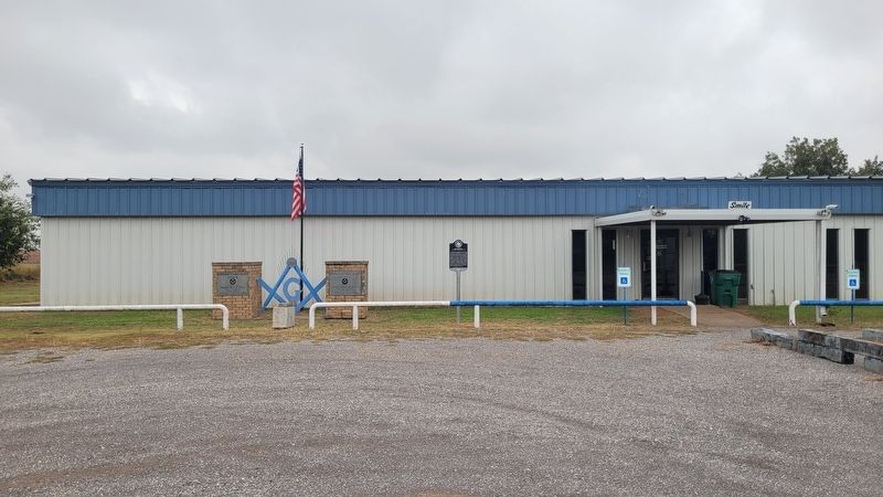 The view of the Burkburnett Masonic Lodge No. 1027 and Marker from the parking lot image. Click for full size.