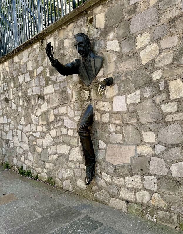 Le Passe-Muraille (“The Walker Through Walls”) by Jean Marais (1989). Click for full size. Le Passe-Muraille (“The Walker Through Walls”) by Jean Marais (1989) image. Click for full size.