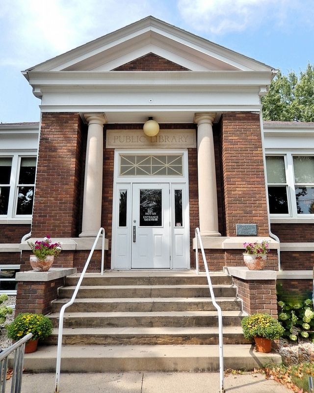 Le Roy Public Library (<i>east/front entrance</i>). Click for full size. Le Roy Public Library (<i>east/front entrance</i>) image. Click for full size.