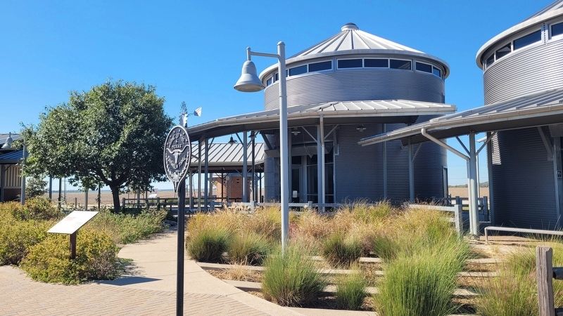 The view of the Longest Garden Marker near the restrooms image. Click for full size.