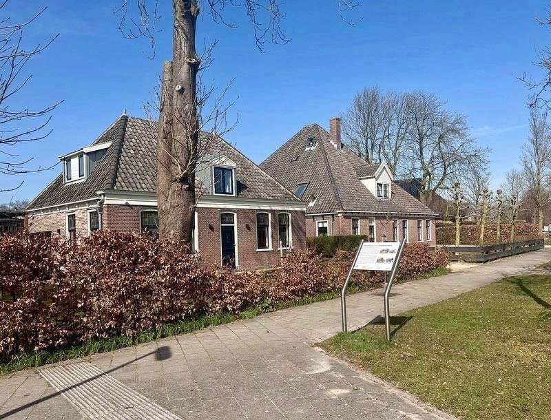 Woonhuis en Stolpboerderij / House and Farmhouse and Marker image. Click for full size.