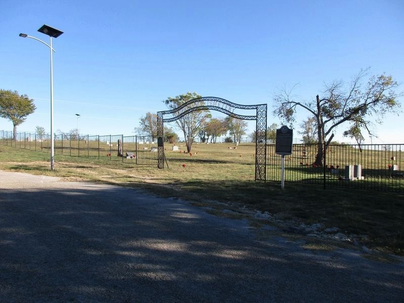 Lake Como Cemetery and marker. Click for full size. Lake Como Cemetery and marker image. Click for full size.