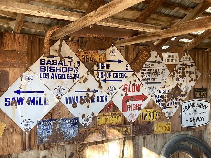 Old Road Signs image. Click for full size.