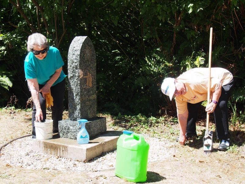 Spiffing up the marker by DAR members.. Click for full size. Spiffing up the marker by DAR members. image. Click for full size.