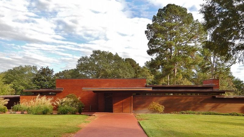 Rosenbaum House (<i>north/front elevation</i>) image. Click for full size.