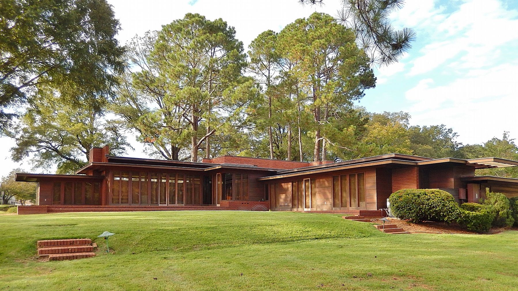 Rosenbaum House (<i>southwest elevation</i>) image. Click for full size.