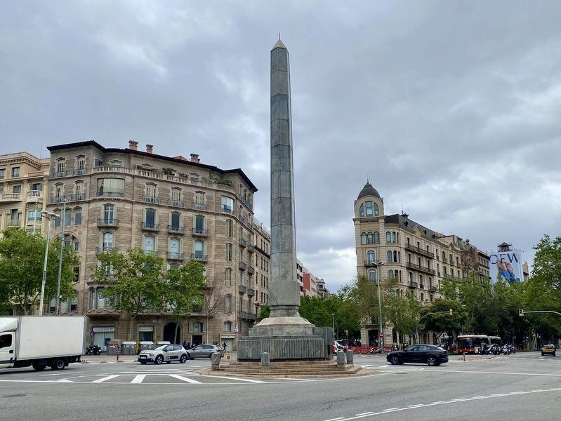 Pla�a del Cinc d�Oros obelisk image. Click for full size.