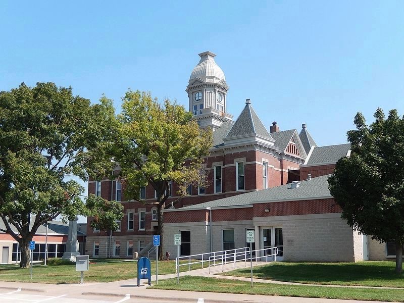 Washington County Courthouse (<i>southwest elevation</i>) image. Click for full size.