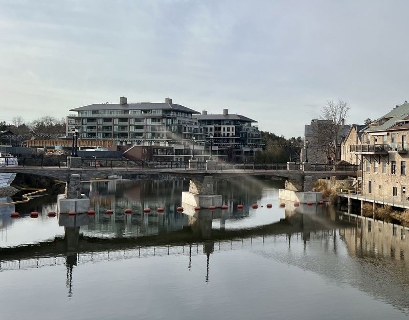 The current Victoria Street Bridge, showing the original 1871 stone piers image. Click for full size.