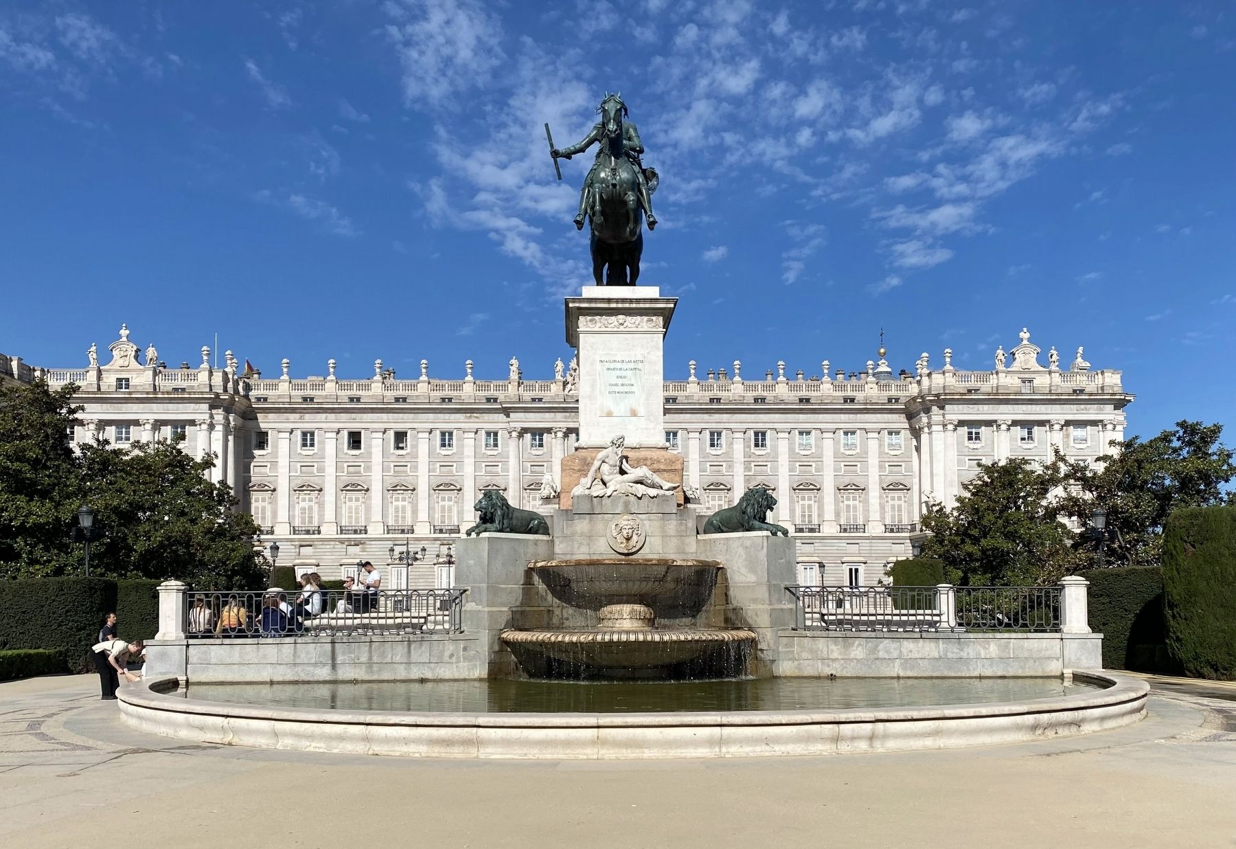 La Estatua Ecuestre de Felipe IV / Equestrian Statue of Philip IV image. Click for full size.
