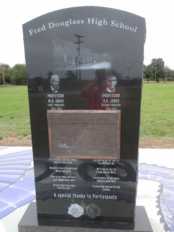 Fred Douglass School memorial next to marker image. Click for full size.