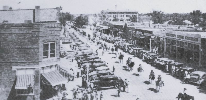 Marker detail: 1940 Holly Gateway Parade at the North block of Main image. Click for full size.