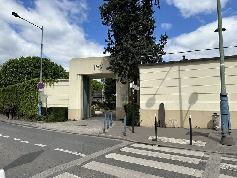 La cimeti�re / The Cemetery Marker - wide view image. Click for full size.