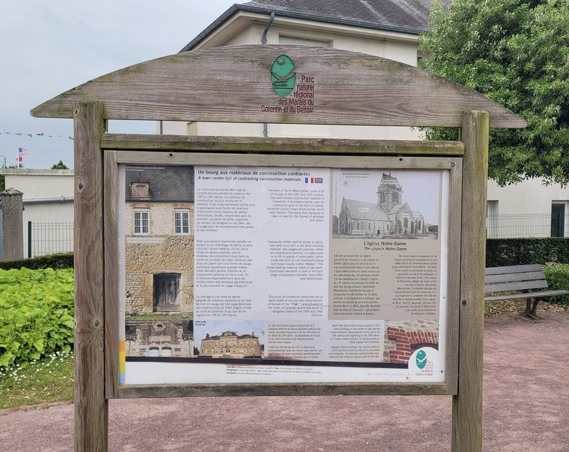 Un bourg aux mat�riaux de construction contrast�s Marker image. Click for full size.