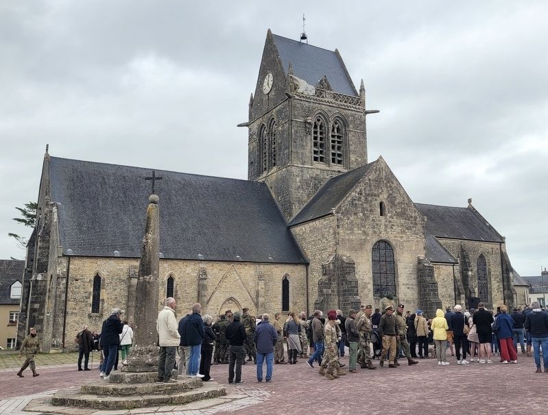 The view of the Church of Sainte-M�re-�glise (Notre-Dame Church) image. Click for full size.