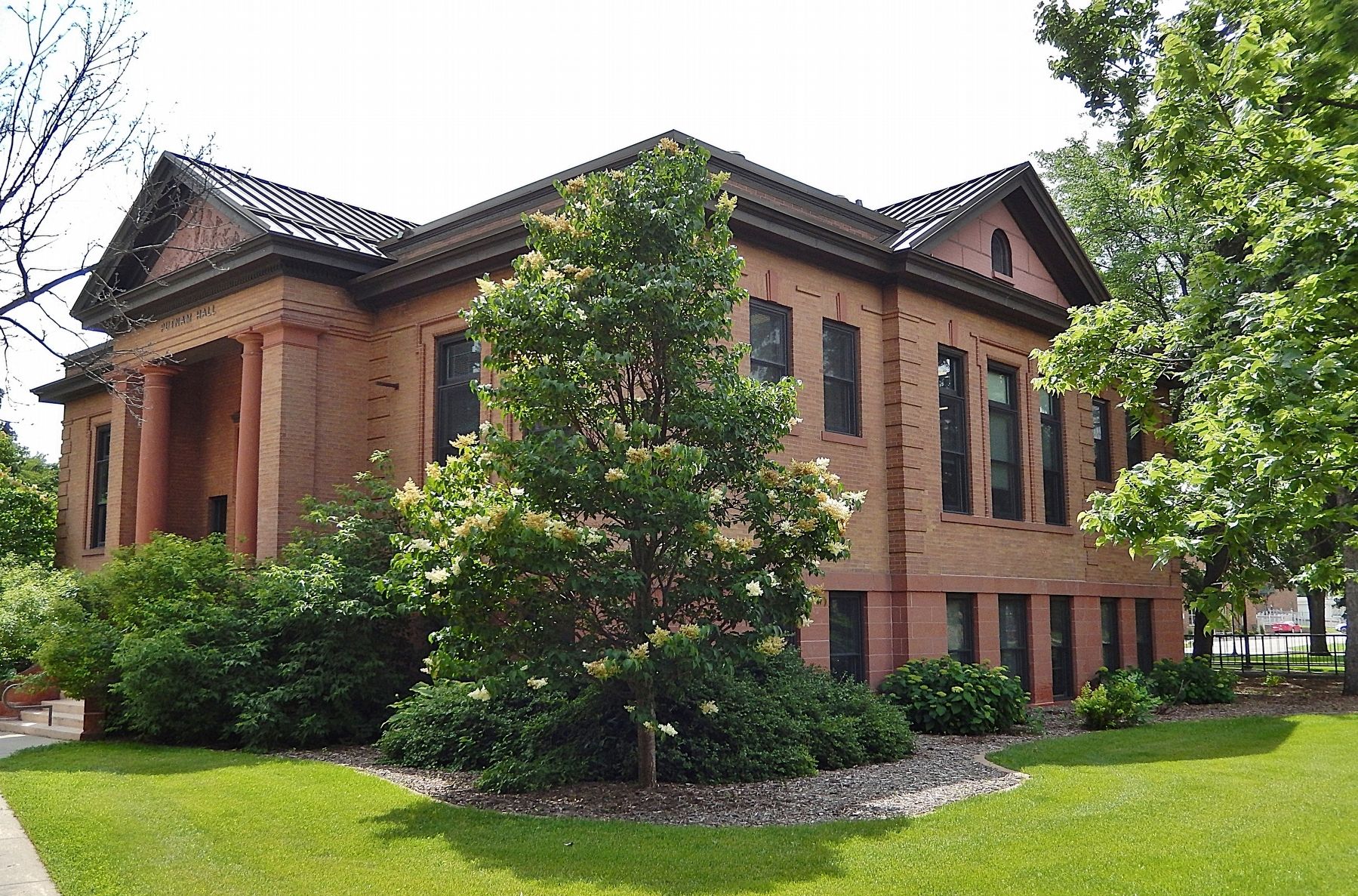 Putnam Hall � North Dakota Agricultural College Carnegie Library (<i>northwest elevation</i>) image. Click for full size.