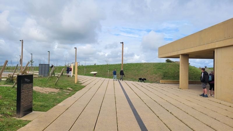 The view of the marker outside of the Longues-sur-Mer battery visitors center image. Click for full size.