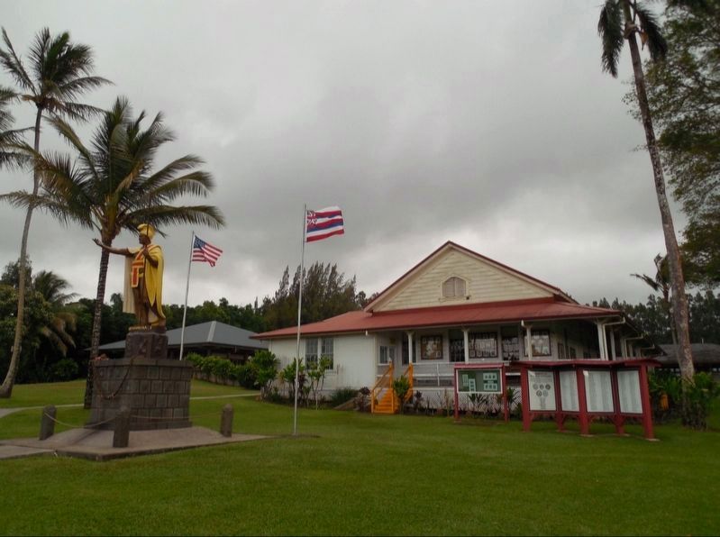 Kamehameha I statue image. Click for full size.