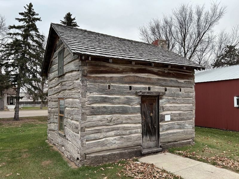 Sundet Log Cabin & Marker image. Click for full size.